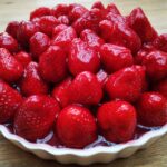 Erdbeerbiskuit mit gestapelten ganzen Erdbeeren
